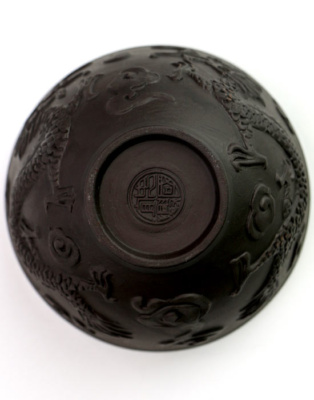 фото - Пиала для чая “Два дракона” черная исинская глина 80 мл