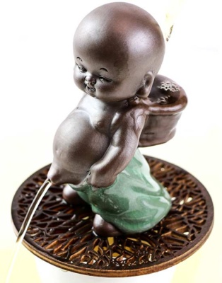 фото - Фігурка для чайної церемонії Писяючий хлопчик, зелений, 6.5х5х10 см