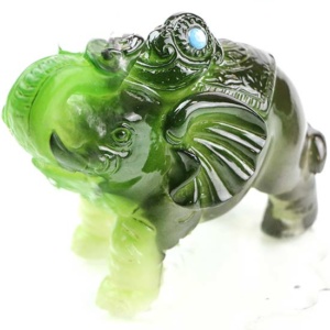 фото - слон меняет цвет. Зеленый