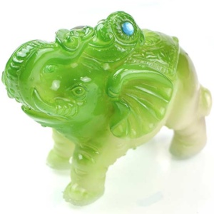 фото - слон меняет цвет. Зеленый