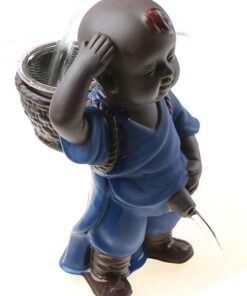 фото - Фігурка для чайної церемонії Пісяючий хлопчик із ситом, синій, 7х9х15 см