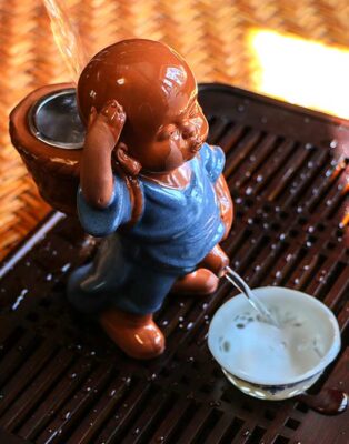 фото - Чайна іграшка Пісяючий хлопчик Синій с ситом